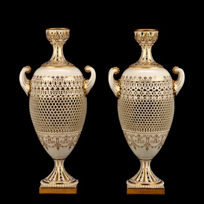 Lot A FINE PAIR OF EARLY 20TH CENTURY ROYAL WORCESTER RETICULATED CABINET VASES BY GEORGE OWEN
