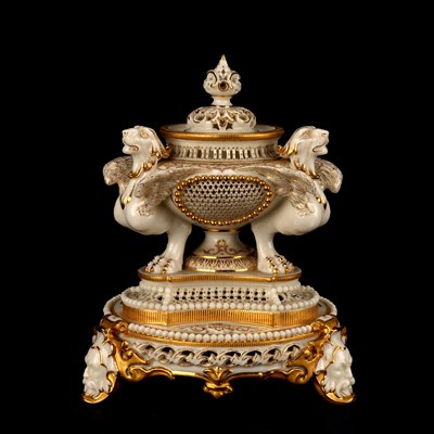Lot GEORGE OWEN A FINE EARLY 20TH CENTURY ROYAL WORCESTER RETICULATED POT POURRI VASE AND COVER