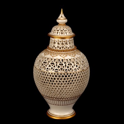 Lot A FINE EARLY 20TH CENTURY ROYAL WORCESTER RETICULATED CABINET VASE AND COVER BY GEORGE OWEN