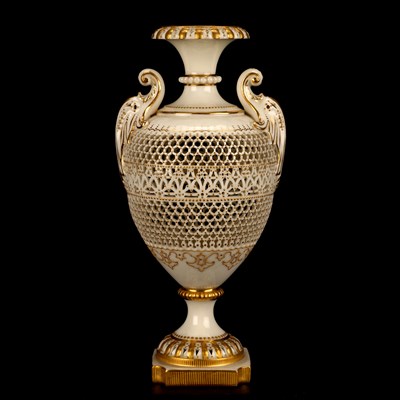 Lot A FINE EARLY 20TH CENTURY ROYAL WORCESTER RETICULATED CABINET VASE BY GEORGE OWEN