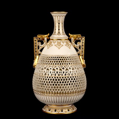 Lot A FINE EARLY 20TH CENTURY ROYAL WORCESTER RETICULATED CABINET VASE BY GEORGE OWEN