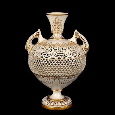 Lot A FINE EARLY 20TH CENTURY ROYAL WORCESTER RETICULATED BULBOUS CABINET VASE BY GEORGE OWEN
