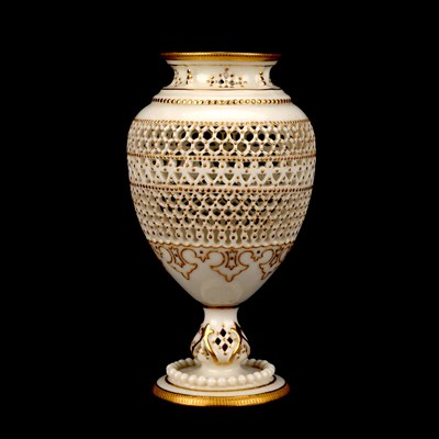 Lot A FINE EARLY 20TH CENTURY ROYAL WORCESTER RETICULATED CABINET VASE BY GEORGE OWEN