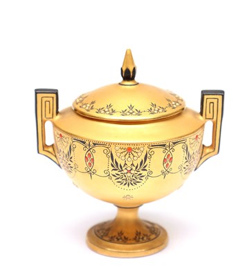 Lot AN UNUSUAL EARLY 20TH CENTURY ROYAL WORCESTER URN SHAPED LIDDED VASE