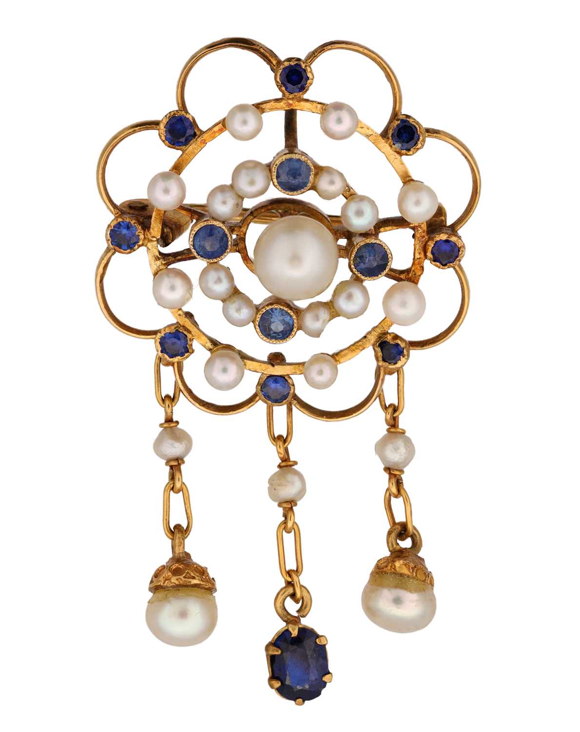 Lot AN EDWARDIAN SAPPHIRE AND PEARL 14CT YELLOW GOLD BROOCH