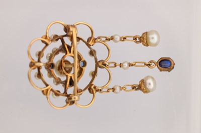 Lot AN EDWARDIAN SAPPHIRE AND PEARL 14CT YELLOW GOLD BROOCH