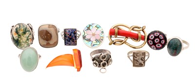 Lot A COLLECTION OF VINTAGE SILVER AND AGATE RINGS WITH OTHER JEWELLERY ITEMS