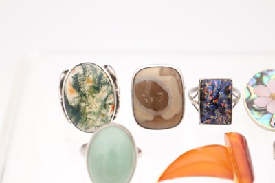 Lot A COLLECTION OF VINTAGE SILVER AND AGATE RINGS WITH OTHER JEWELLERY ITEMS