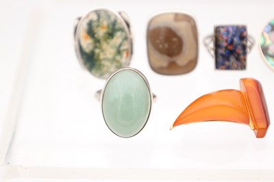 Lot A COLLECTION OF VINTAGE SILVER AND AGATE RINGS WITH OTHER JEWELLERY ITEMS