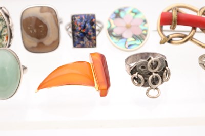 Lot A COLLECTION OF VINTAGE SILVER AND AGATE RINGS WITH OTHER JEWELLERY ITEMS