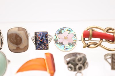 Lot A COLLECTION OF VINTAGE SILVER AND AGATE RINGS WITH OTHER JEWELLERY ITEMS