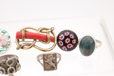 Lot A COLLECTION OF VINTAGE SILVER AND AGATE RINGS WITH OTHER JEWELLERY ITEMS