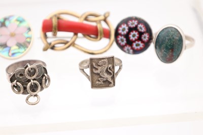 Lot A COLLECTION OF VINTAGE SILVER AND AGATE RINGS WITH OTHER JEWELLERY ITEMS