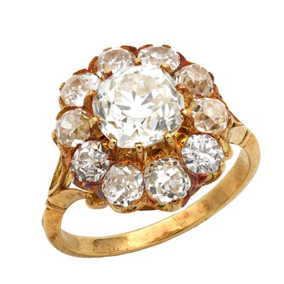 Lot AN ANTIQUE GOLD AND DIAMOND CLUSTER RING