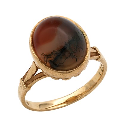 Lot A LATE 20TH CENTURY 9CT GOLD AND MOSS AGATE RING