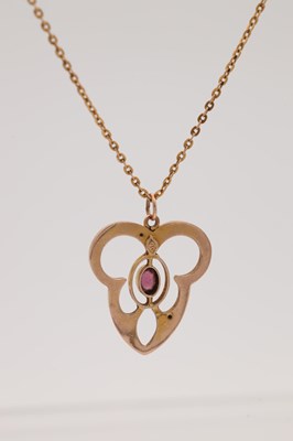 Lot AN ART NOUVEAU STYLE RUBY AND 9CT GOLD PENDANT NECKLACE