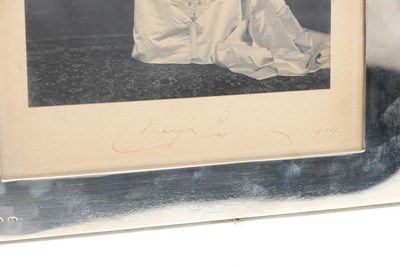 Lot A FINE PAIR OF EARLY 20TH CENTURY SILVER FRAMED SIGNED ROYAL PHOTOGRAPHS OF KING GEORGE V AND QUEEN MARY