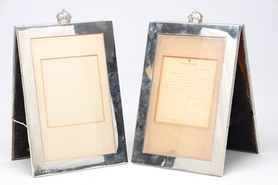 Lot A FINE PAIR OF EARLY 20TH CENTURY SILVER FRAMED SIGNED ROYAL PHOTOGRAPHS OF KING GEORGE V AND QUEEN MARY