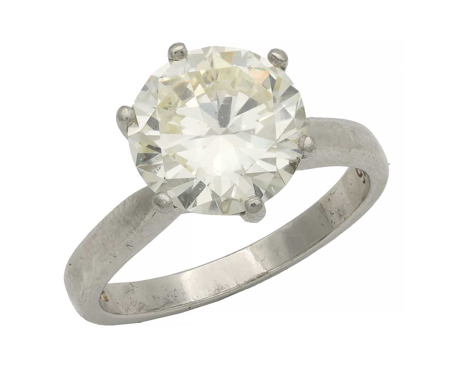Lot 549 - A PLATINUM DIAMOND SOLITAIRE RING