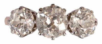 Lot 287 - A LADIES 18CT YELLOW GOLD THREE STONE DIAMOND...