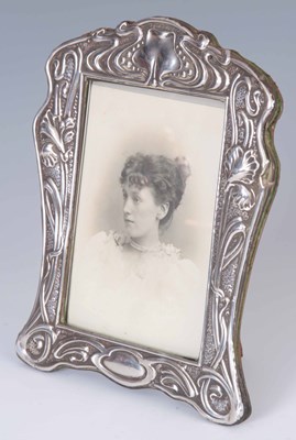 Lot 232 - AN EDWARD VII ART NOUVEAU SILVER PHOTOGRAPH...