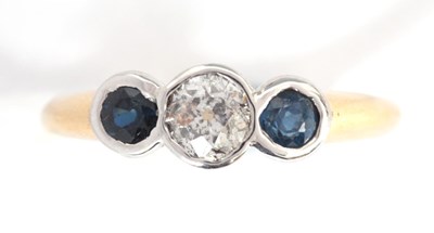 Lot 256 - AN 18K YELLOW GOLD DIAMOND AND SAPPHIRE RING...