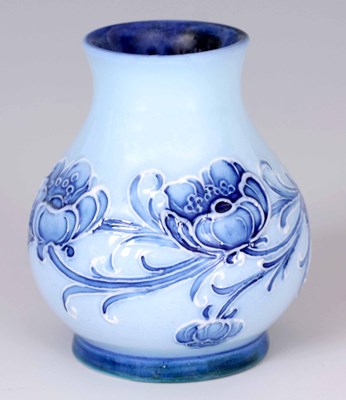Lot 29 - AN EARLY 20th CENTURY MINIATURE MOORCROFT...