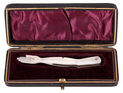 Lot 357 - AN EARLY 20TH CENTURY MOTHER OF PEARL HAND...