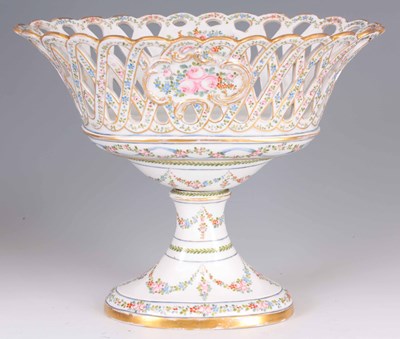 Lot 77 - AN IMPRESSIVE 19TH CENTURY SPODE TYPE CENTRE...