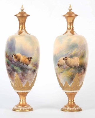 Lot 45 - HARRY DAVIS, A FINE PAIR OF ROYAL WORCESTER...