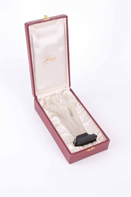 Lot 18 - A 20TH CENTURY BACCARAT CRYSTAL CRUCIFIX...