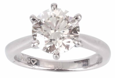 Lot 166 - A LADIES PLATINUM SOLITAIRE DIAMOND RING...