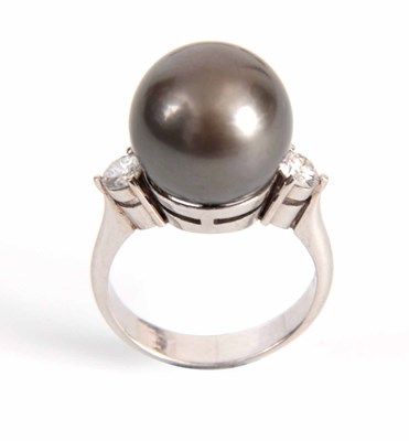 Lot 172 - A LADIES PLATINUM DIAMOND AND BLACK PEARL RING...