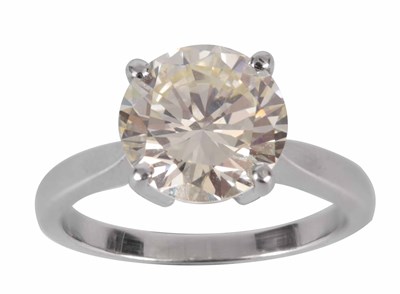 Lot 175 - A LADIES PLATINUM SOLITAIRE DIAMOND RING...