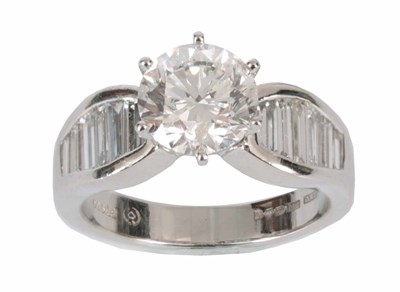 Lot 190 - A LADIES PLATINUM SOLITAIRE DIAMOND RING the 2....