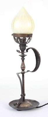 Lot 261 - AN EARLY 20TH CENTURY ARTS AND CRAFTS BRASS...