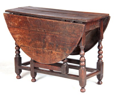 Lot 1099 - AN EARLY 18TH CENTURY OAK DROP LEAF GATELEG...