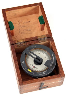 Lot 297 - A WWII MILITARY MEDIUM LANDING COMPASS in...