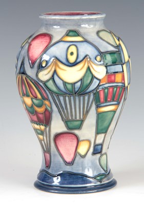 Lot 40 - A LATE 20TH CENTURY MOORCROFT POTTERY VASE...