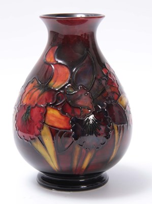 Lot 59 - A MID 20TH CENTURY FLAMBE GLAZED MOORCROFT...