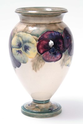 Lot 62 - AN EARLY 20TH CENTURY MOORCROFT PEDASTEL VASE...