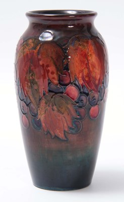 Lot 55 - AN EARLY 20TH CENTURY MOORCROFT VASE decorated...